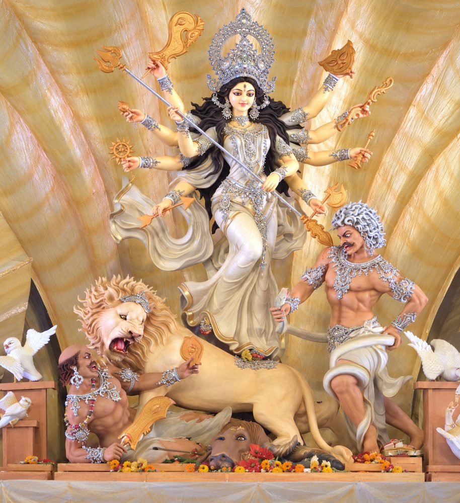 Escultura de la diosa Durga de diez brazos en Banani