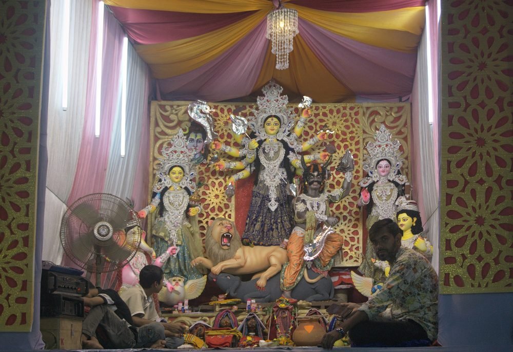 Altar tradicional en Puran Dhaka con devotos
