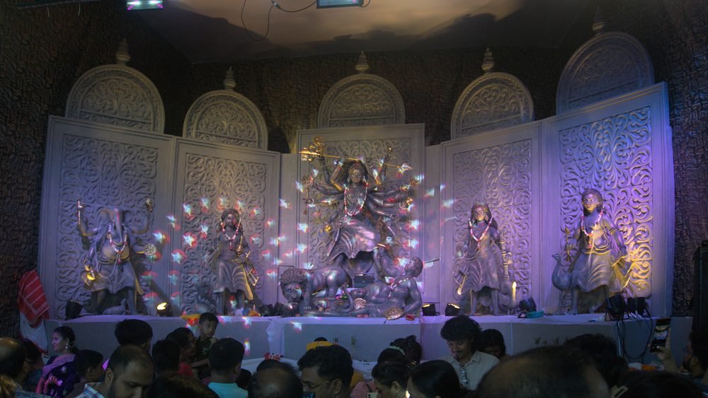 Retablo plateado de Durga iluminado en Puran Dhaka