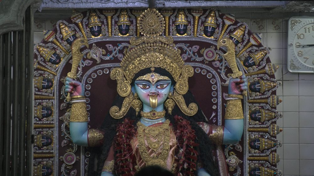 Puran Dhaka — Rostro azul de Kali coronada