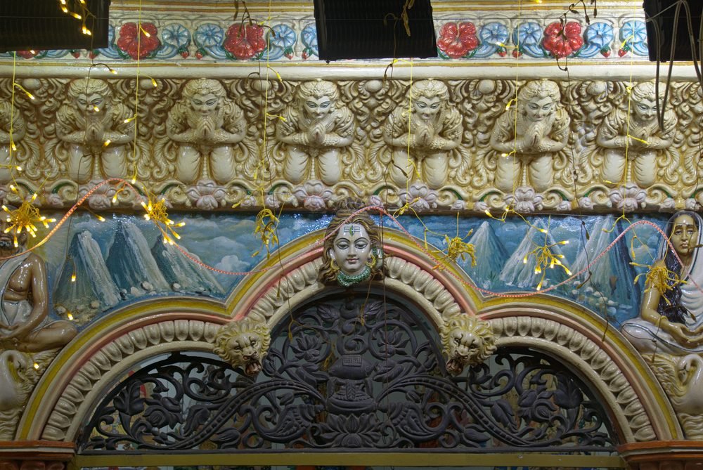 Friso policromado de Shiva en templo de Puran Dhaka