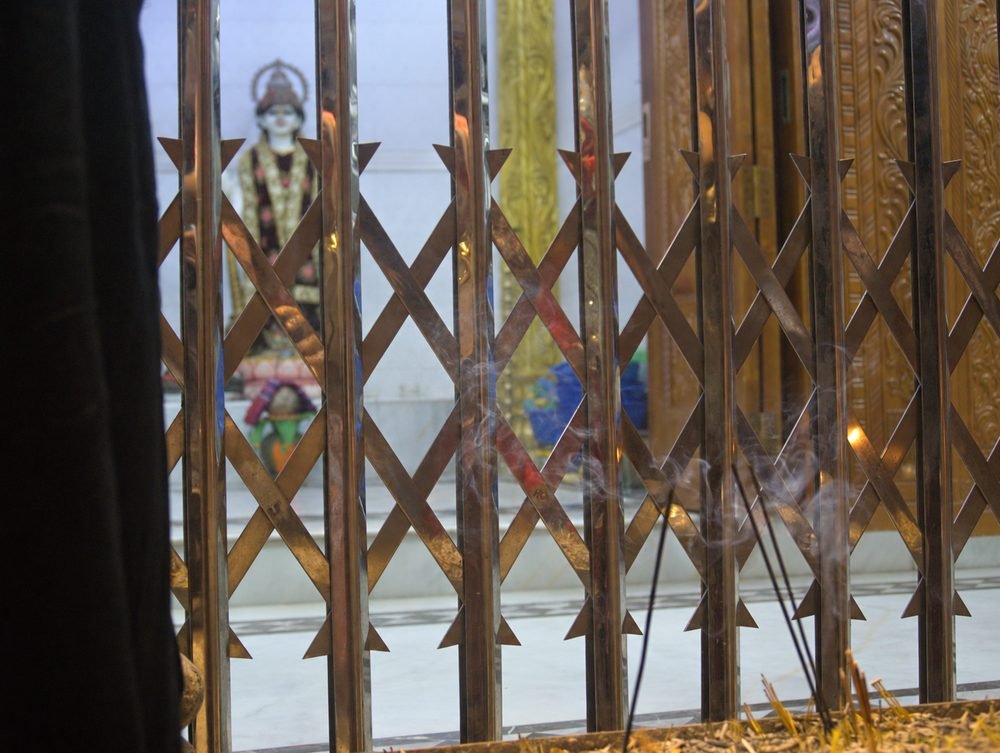 Humo de incienso frente al altar en Puran Dhaka