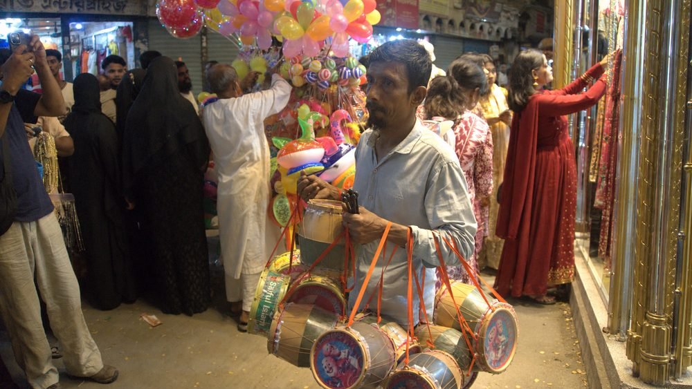 Vendedor de tambores y globos en Puran Dhaka